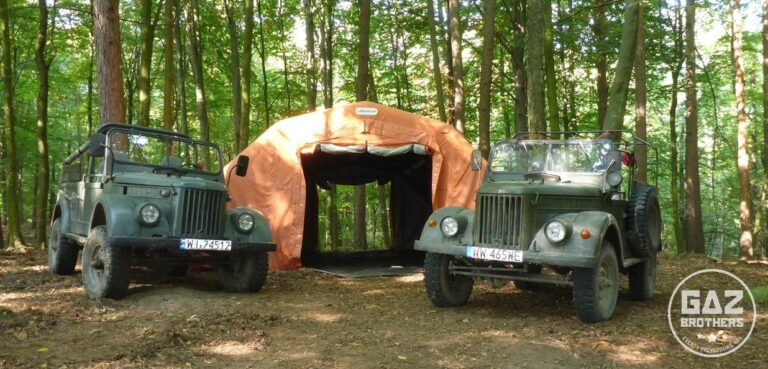 Event w Kazimierzu – samochody terenowe i obozowisko w lesie. gaz 69, namiot pneumatyczny, obozowisko