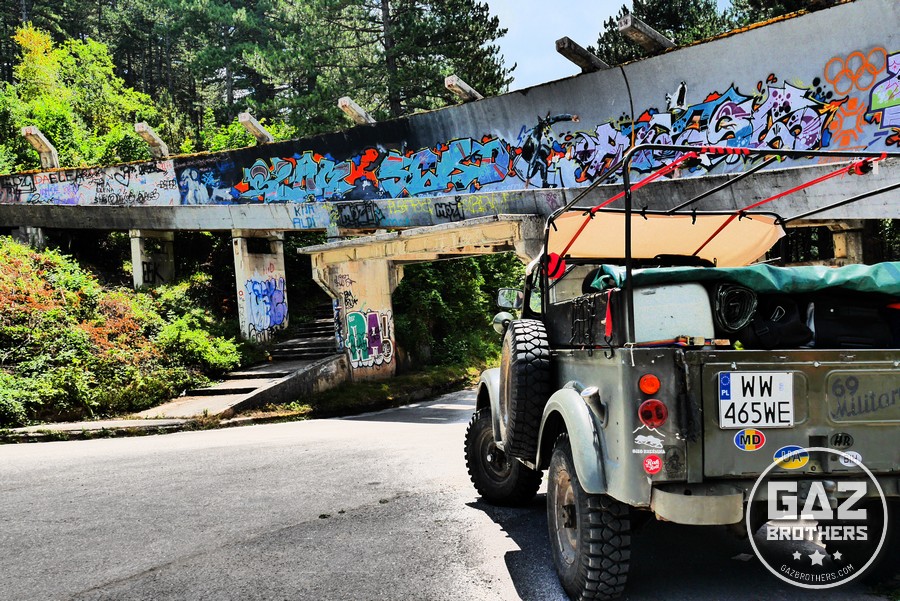 Gaz 69 na tle toru bobslejowego w Sarajewie