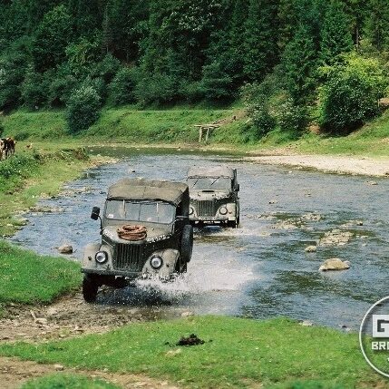 Samochody off-roadowe gaz 69 przejeżdżają przez bród