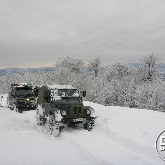 Samochody Nissan Patrol i Gaz 69 pośród śniegu.