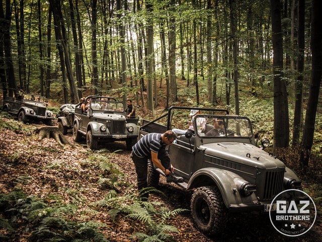 Samochody wojskowe Gaz 69 w terenie