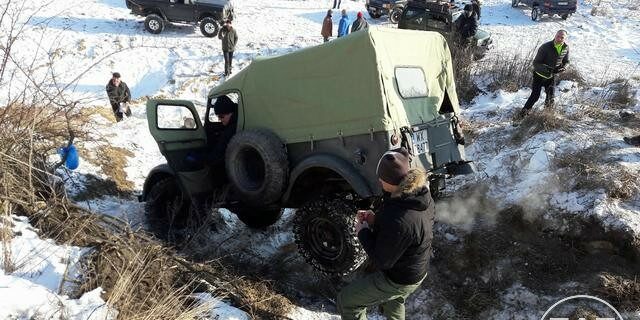 Samochód wojskowy Gaz 69 w terenie