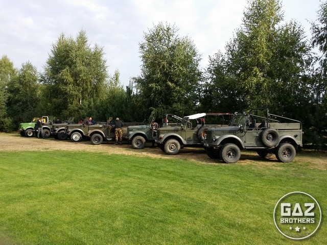 Samochody terenowe Gaz 69 w szyku