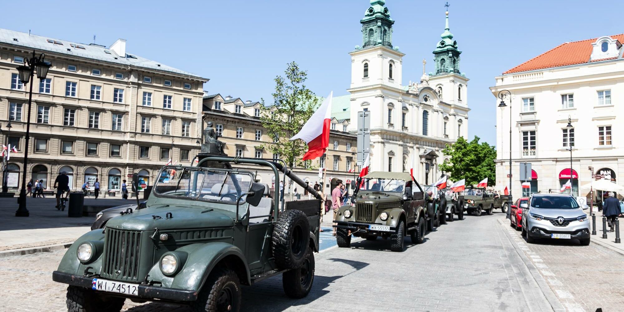 Kolumna samochodów Gaz 69 na Krakowskim Przedmieściu