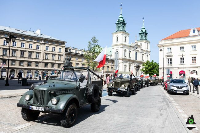 GazBrothers_parada_samochodów_3maja_w_Warszawie Kolumna samochodów Gaz 69 na Krakowskim Przedmieściu