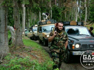 Gruziński żołnierz ochrania wyprawę off-roadową