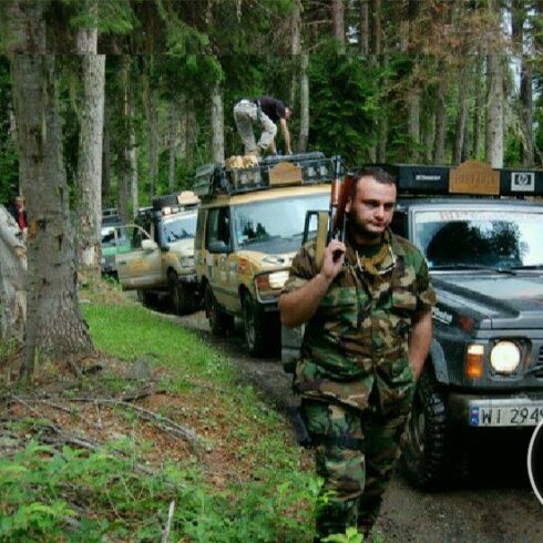 Gruziński żołnierz ochrania wyprawę off-roadową