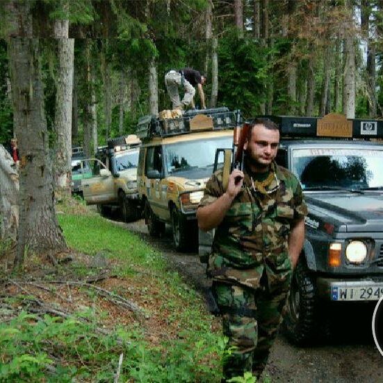 Gruziński żołnierz ochrania wyprawę off-roadową