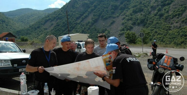 Polska policja w błękitnych beretach ONZ. Patrol na granicy Serbia – Kosovo. Kosovo, ONZ, błękitne berety, Africa Twin
