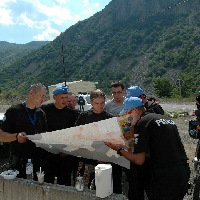 Motocykl off-roadowy Africa Twin na granicy z Kosowem