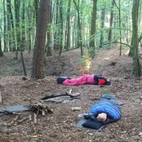 Niekonwencjonalny event z noclegiem w lesie