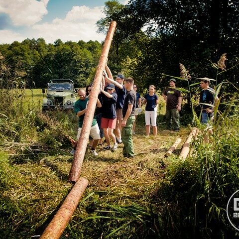 Impreza integracyjna 4×4 z budową mostu z bali