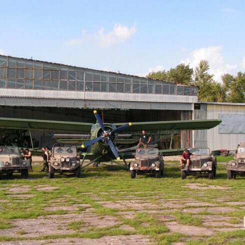 Gaz 69 i An-2 przed grą terenową w Wilczym Szańcu.