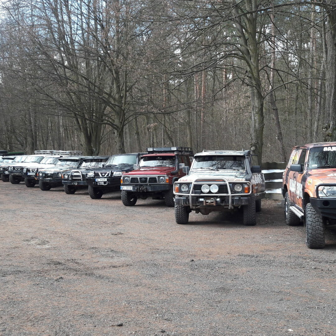 Kolumna samochodów terenowych Nissan Patrol