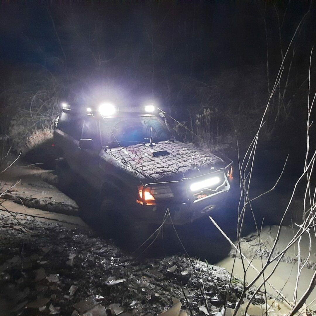Nocny off-road samochodem Nissan Patrol
