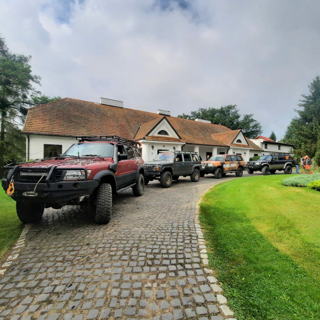 Samochody terenowe przed hotelem Jaworowy Dwór