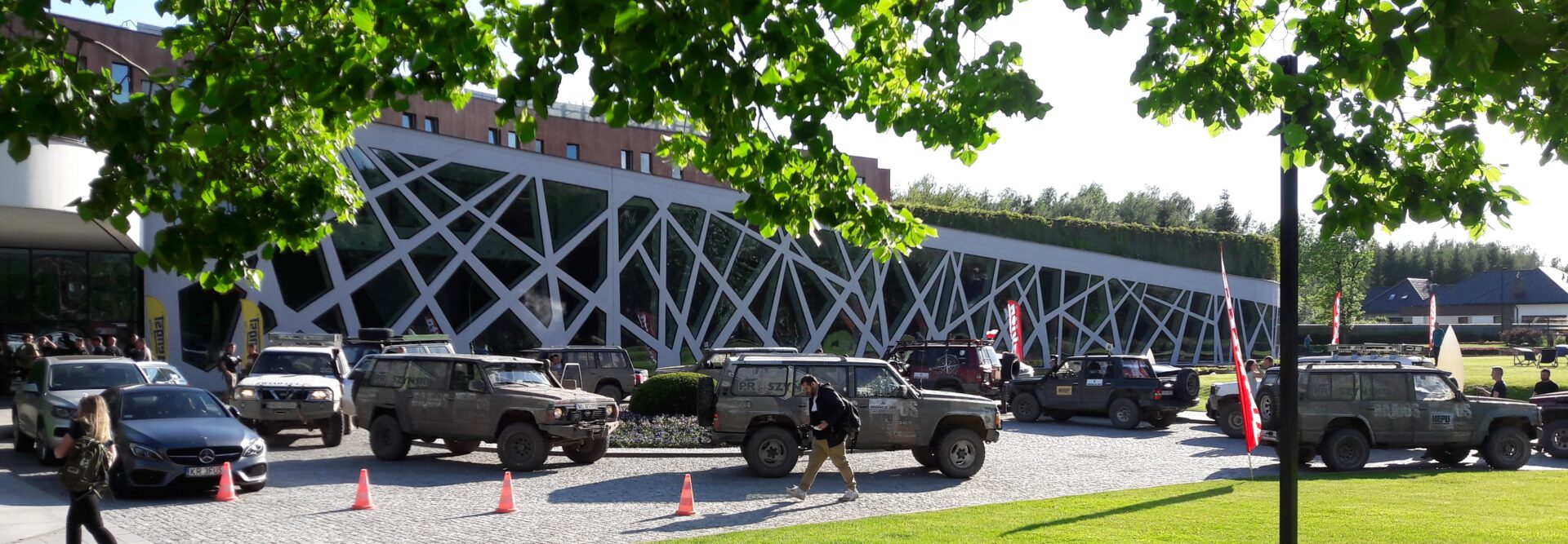 Kolumna samochodów off-road przed hotelem Narvil