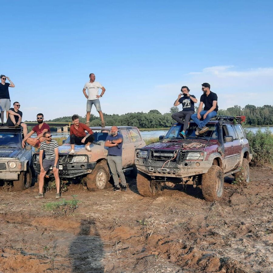 Off-road samochodami Nissan Patrol nad Wisłą