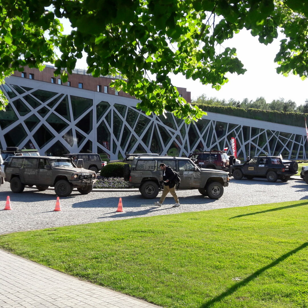 Kolumna samochodów off-road przed hotelem Narvil