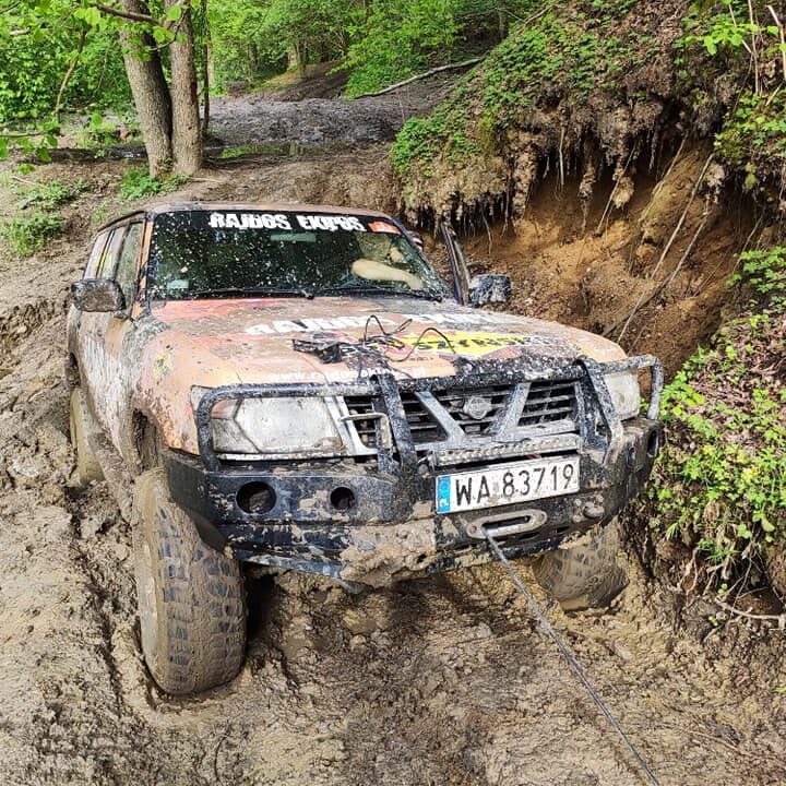 Off-road w błocie samochodem Nissan Patrol