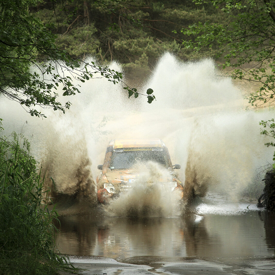 Samochód terenowy przejeżdża przez bród