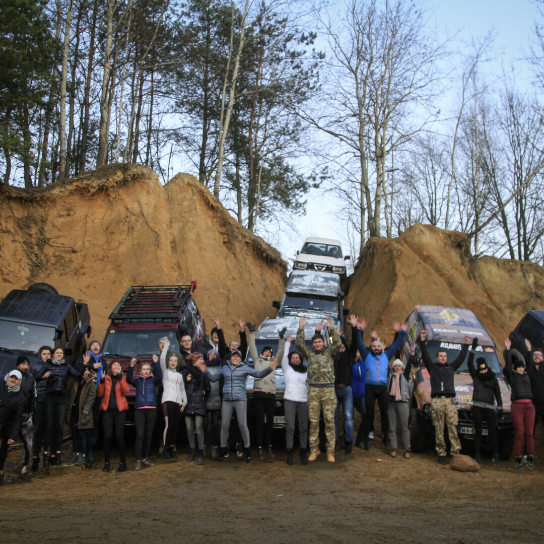 Zdjęcie grupowe po evencie off-road na żwirowni