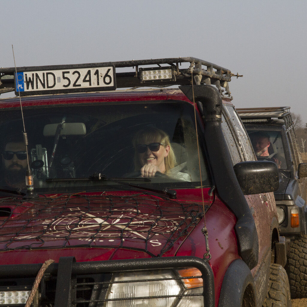 Uśmiechnięta kobieta w samochodzie off-road