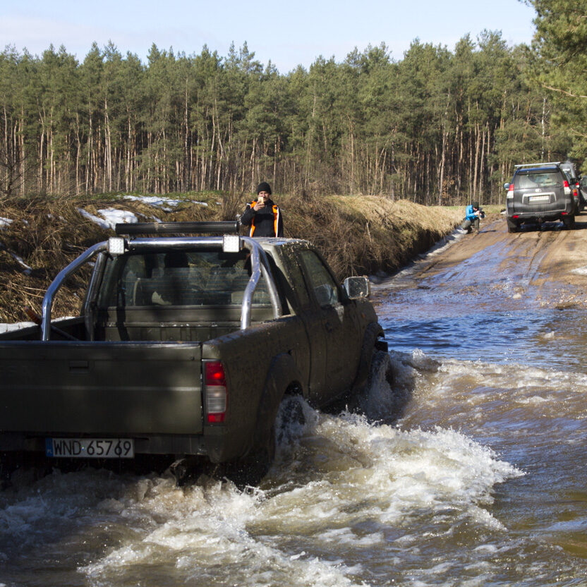 Przejazd samochodem 4x4 przez rzekę