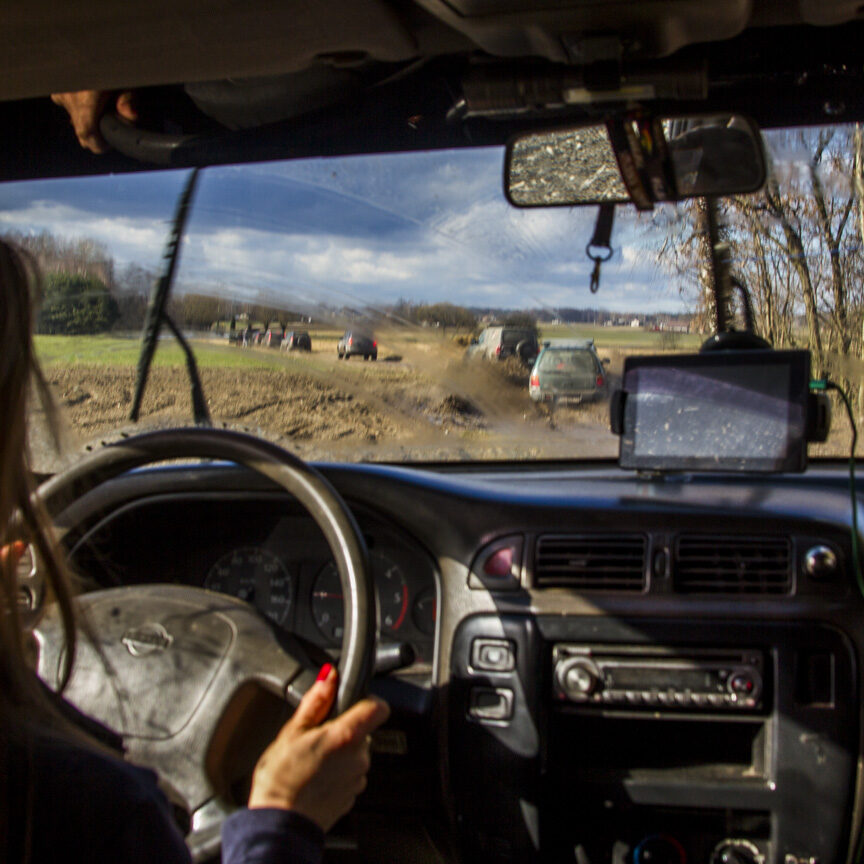 Kobieta za kierownicą samochodu off-road