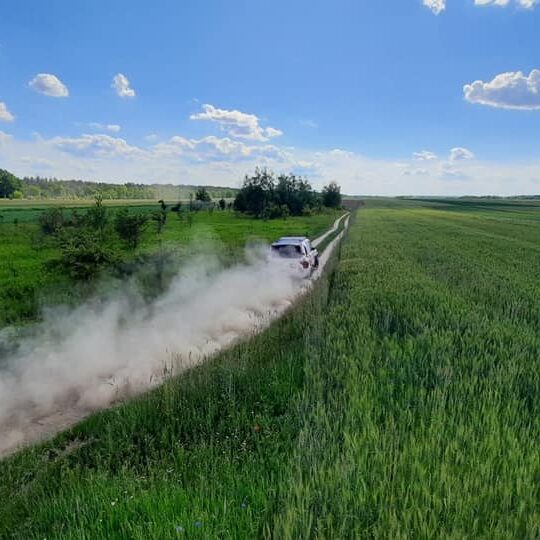 Samochód off-roadowy pośród łąk