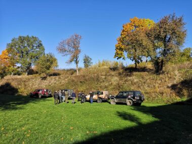Uczestnicy szkolenia 4x4 zmierzają do samochodów terenowych