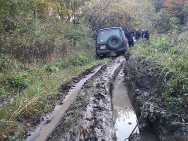 Szkolenie 4x4 - Land rover w błotnistej koleinie