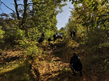 Uczestnicy szkolenia 4x4 omawiają sposób pokonania przeszkody.