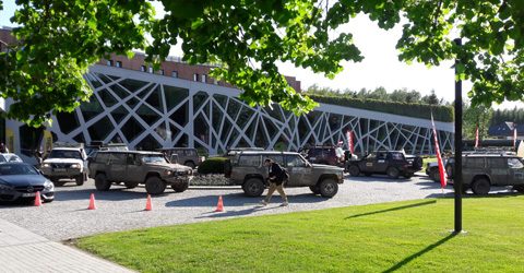 Kolumna samochodów off-road przed hotelem Narvil